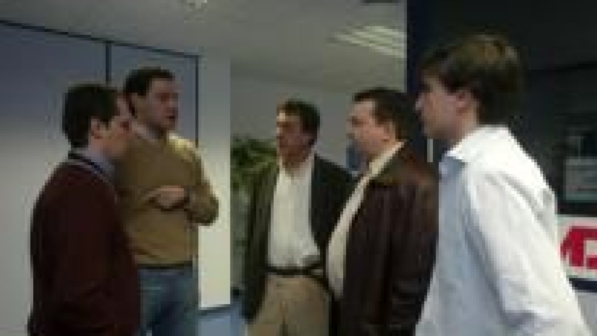 López Benito (izquierda), García Prieto y Ambrós (derecha) junto con miembros de NN.GG.