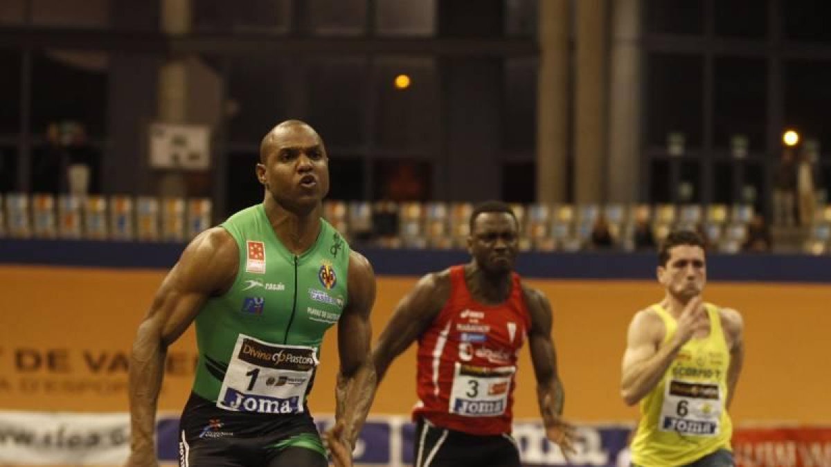 Yúnier Pérez (i), atleta del Playas de Castellón,