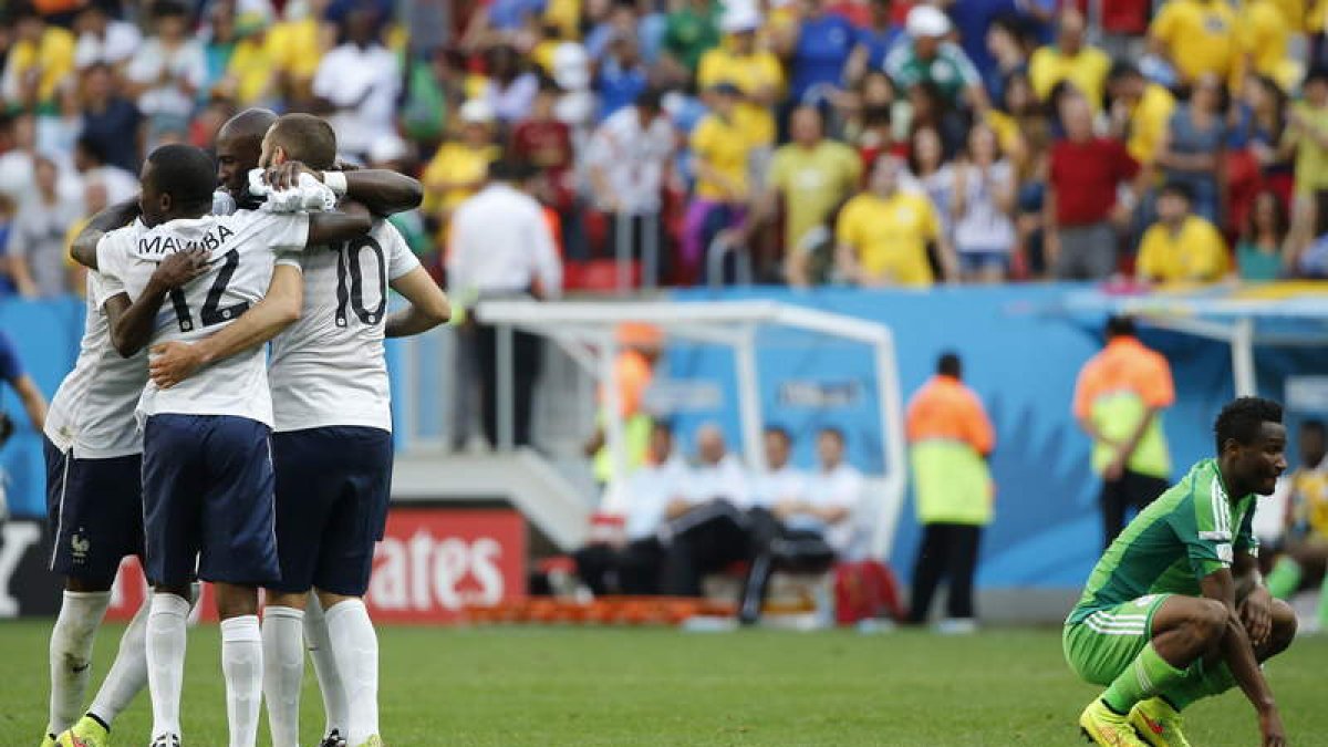 Los jugadores de la selección francesa celebran la victoria ante Nigeria, que les da el pase a los cuartos de final del Mundial.