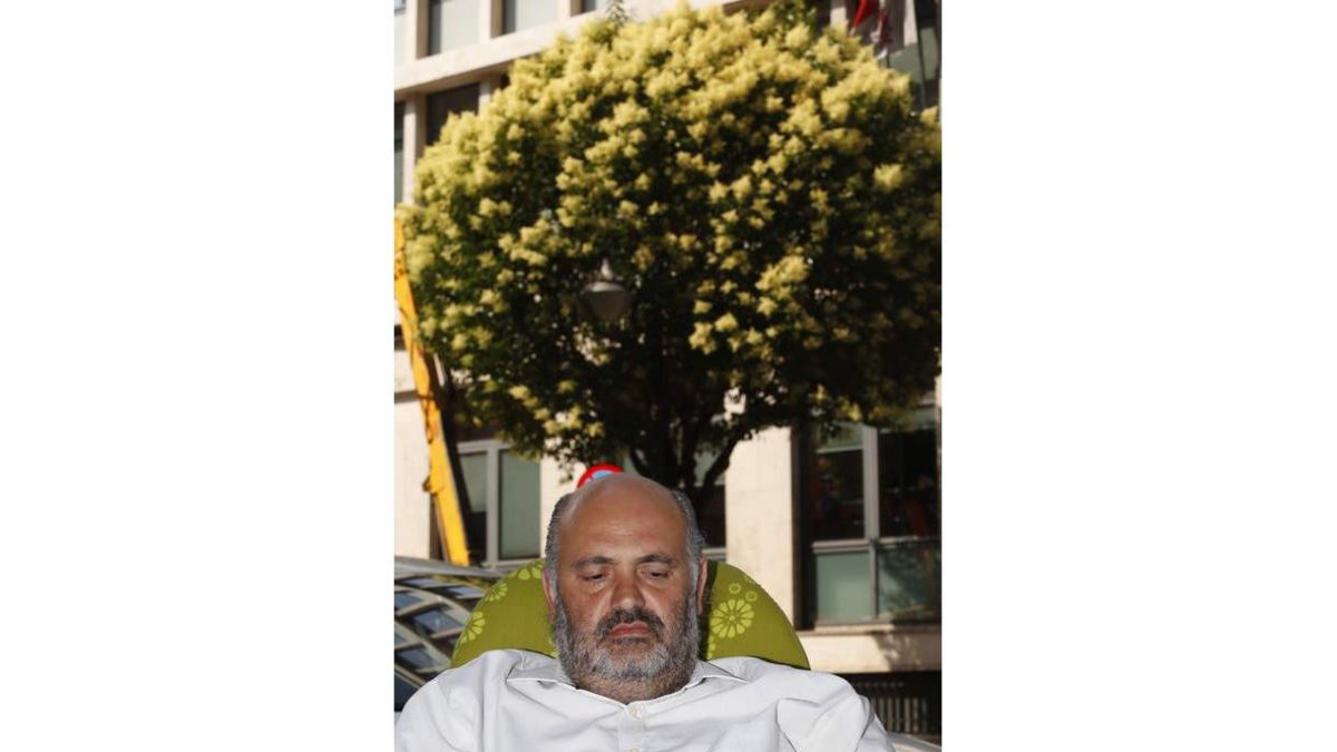 Ramiro Pinto lee con el árbol al fondo.