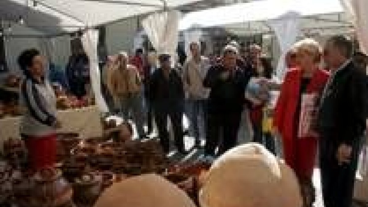 Una alfarera atiende a los clientes de la feria