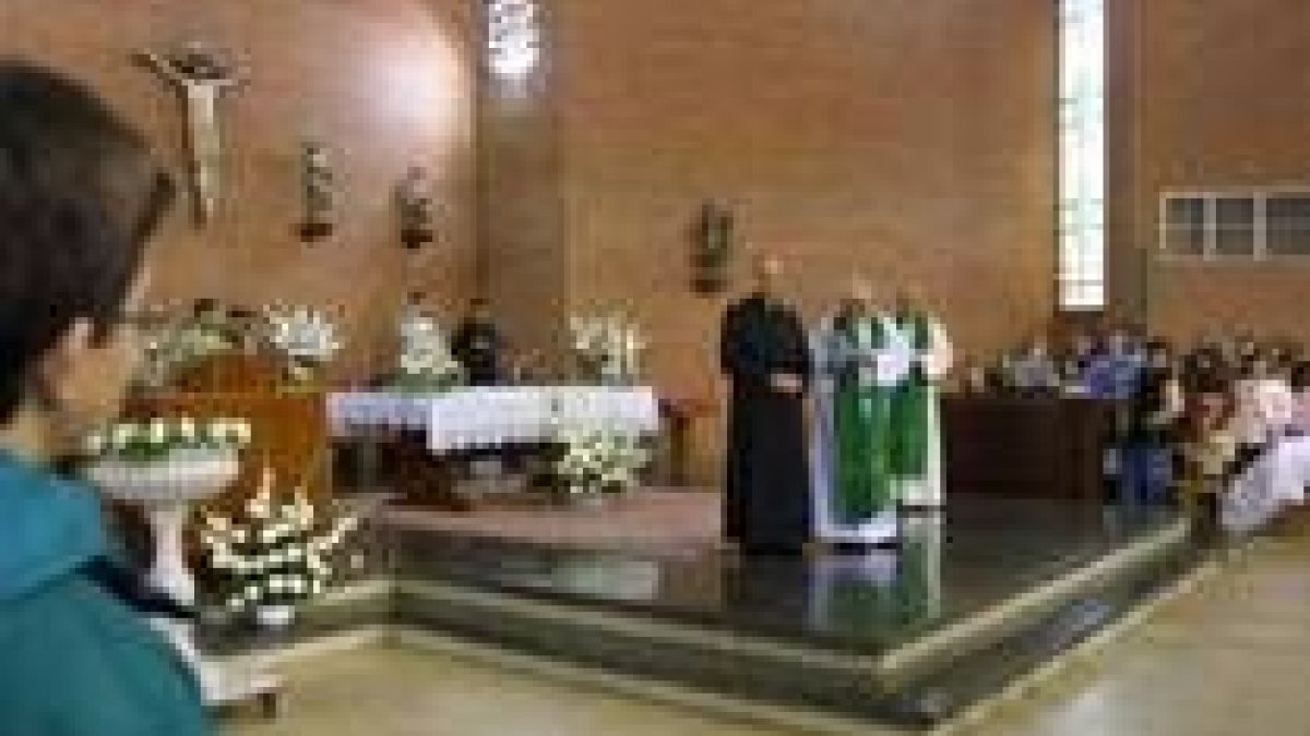 El obispo de Astorga, Camilo Lorenzo (con sotana negra), ayer en la parroquia de San Antonio
