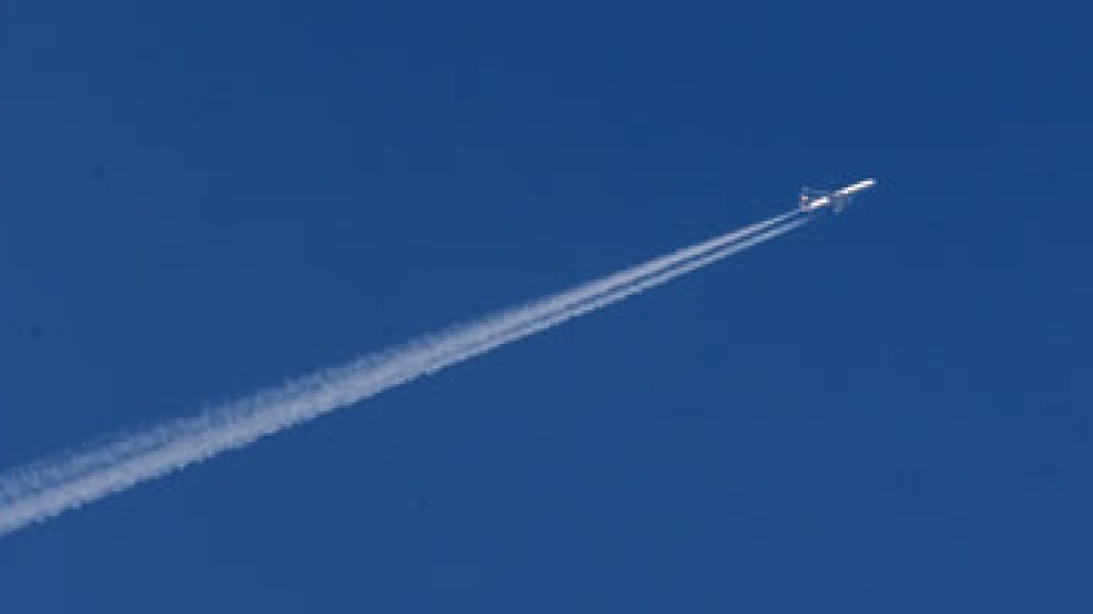 Un avión de la compañía Lufthansa, en una prueba realizada ayer, sobrevuela el cielo de Múnich.