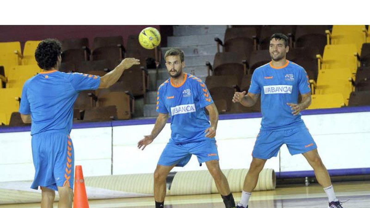 Jugadores del Ademar en un entrenamiento.