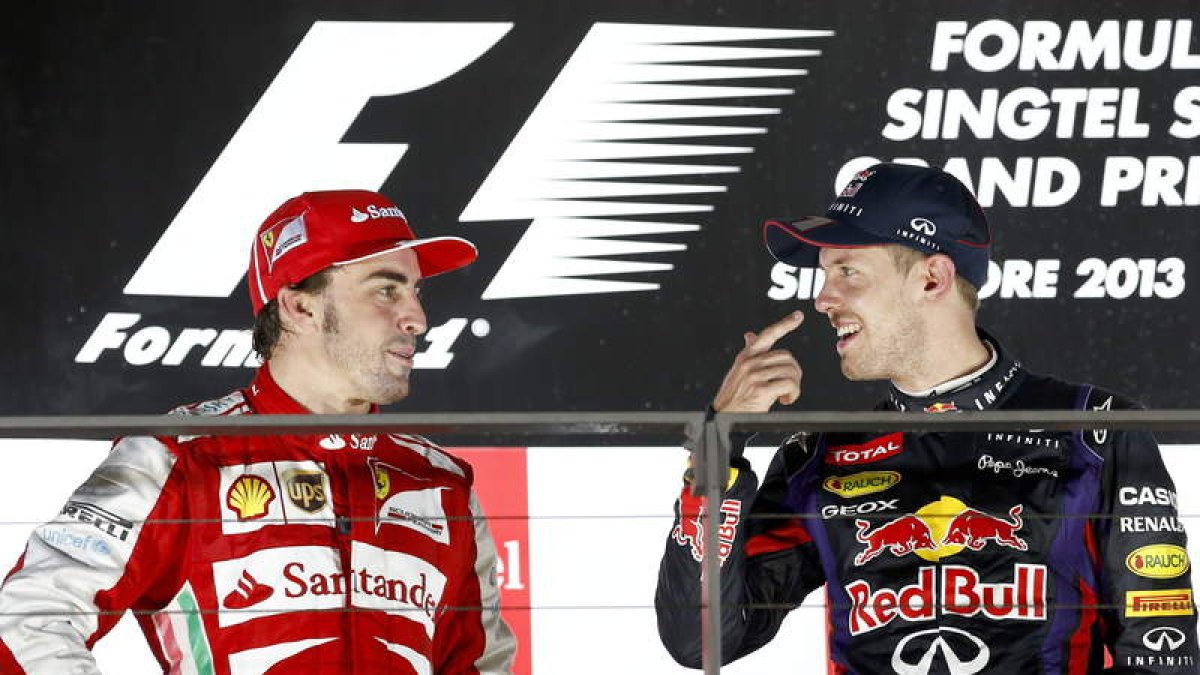 Fernando Alonso, en el podio de Singapur, junto a Vettel, líder destacado del mundial.