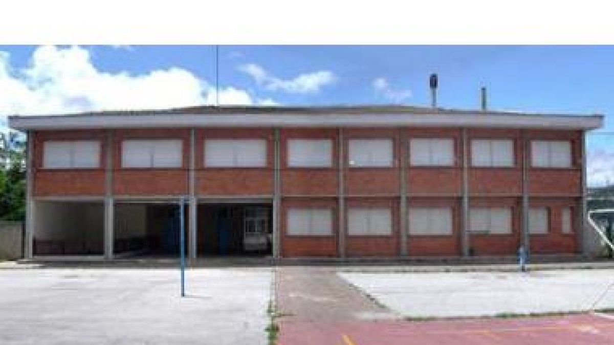 Imagen de la fachada y entrada principal del colegio de Páramo del Sil.