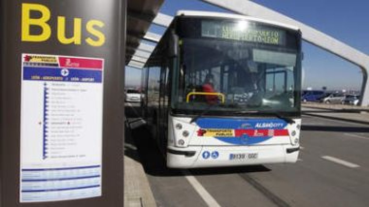 La parada del autobús en la nueva terminal del Aeropuerto de La Virgen del Camino.