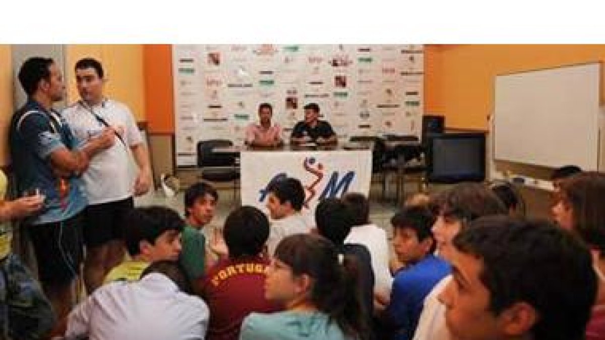 Los participantes en el campus durante la conferencia de Jorge Martínez, al fondo.