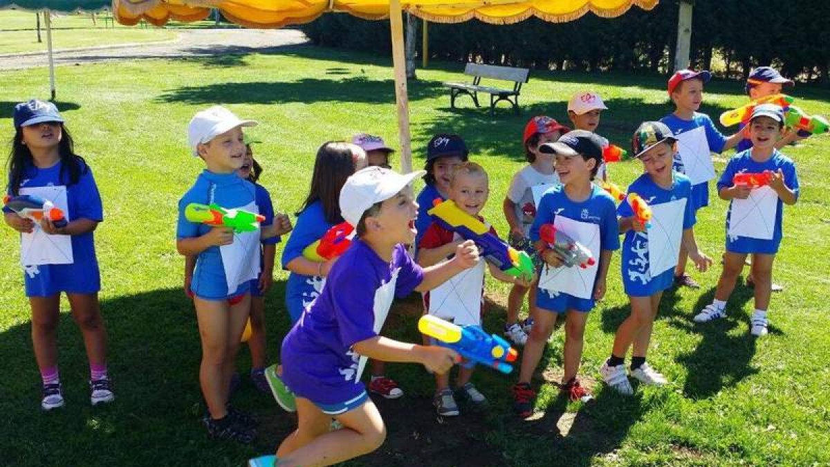 Niños de todas las edades participan en los veinticuatro campus municipales.