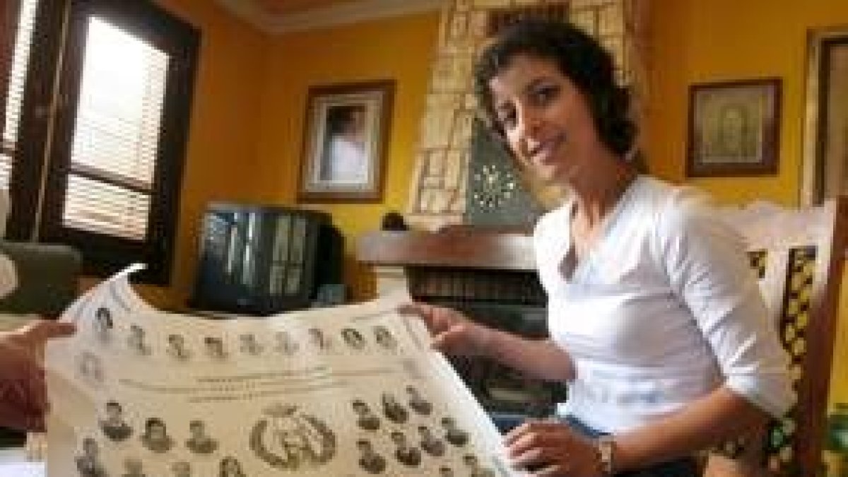 Aicha, ayer con la orla de la primera promoción de Topografía