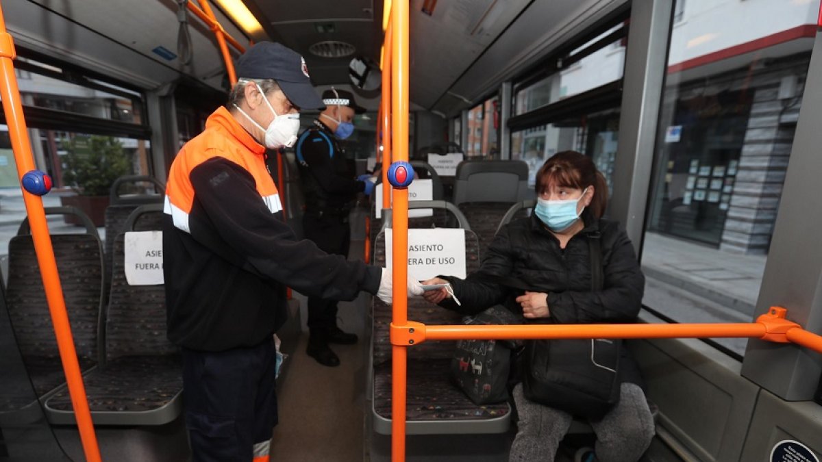 Efectivos de la Policia Municipal de Ponferrada,Protección Civil y Cruz Roja reparten mascarillas en el intercambiador de autobuses de la avenida de Compostilla de Ponferrada. L. DE LA MATA