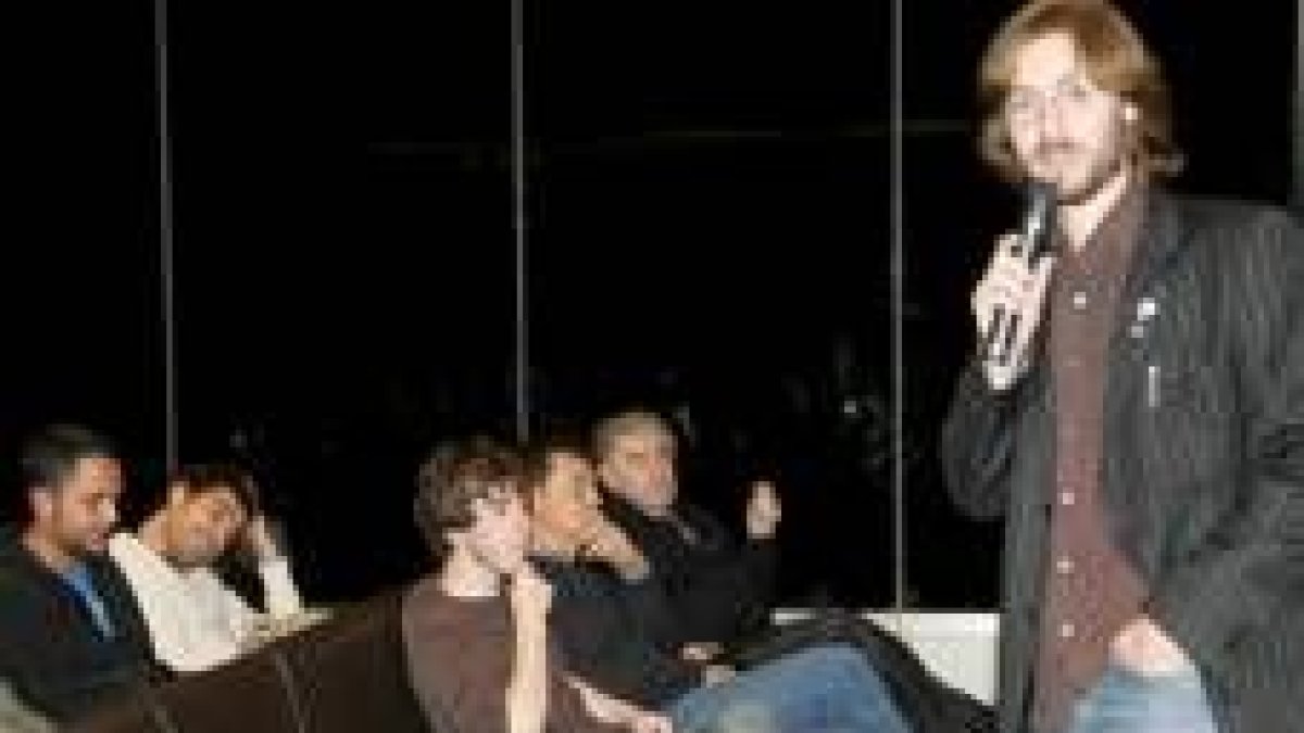 Antonio Gamoneda, ayer, en el Musac, atiende a Rafael Saravia, uno de los miembros del Club Leteo