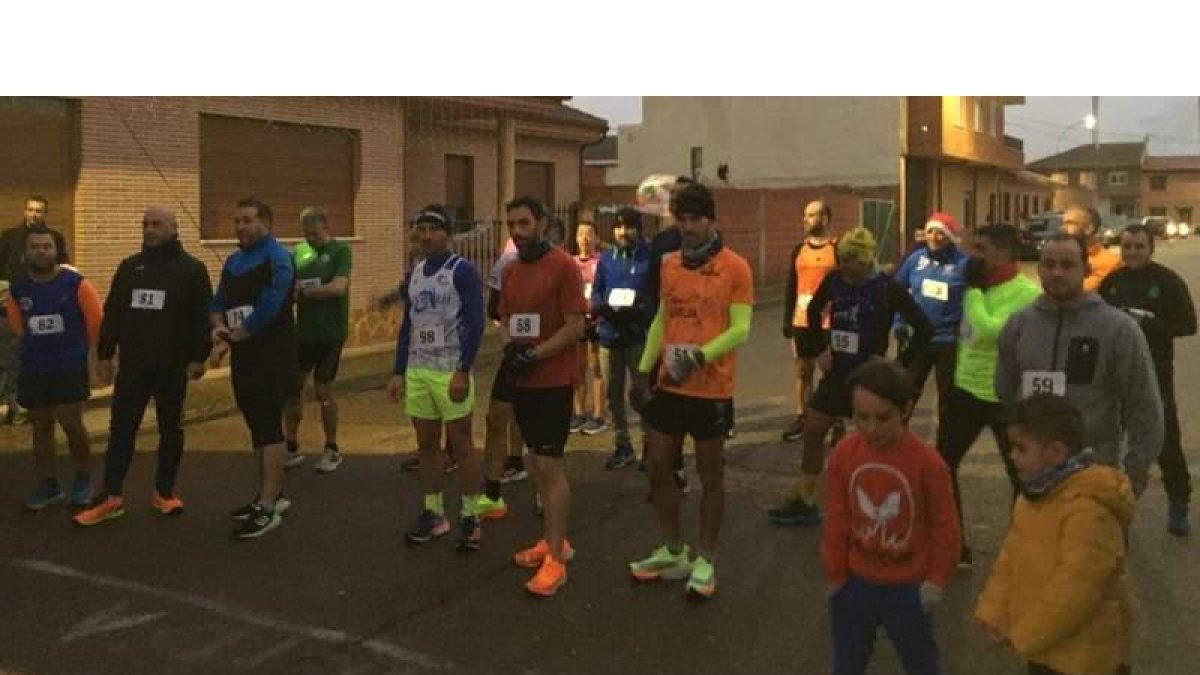Instantes antes de la salida de la San Silvestre celebrada ayer en Laguna de Negrillos. DL