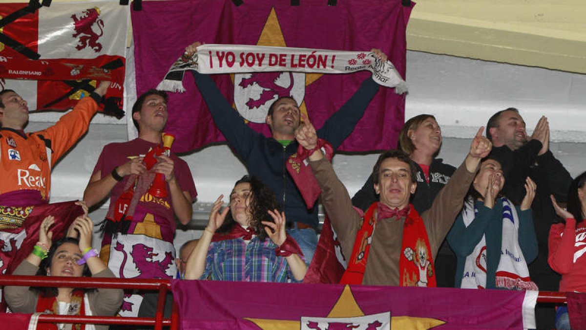 La afición leonesa no faltó a su cita con el derbi y sus cánticos, bufandas y banderas se dejaron notar, y mucho, en las gradas del pabellón Huerta del Rey.