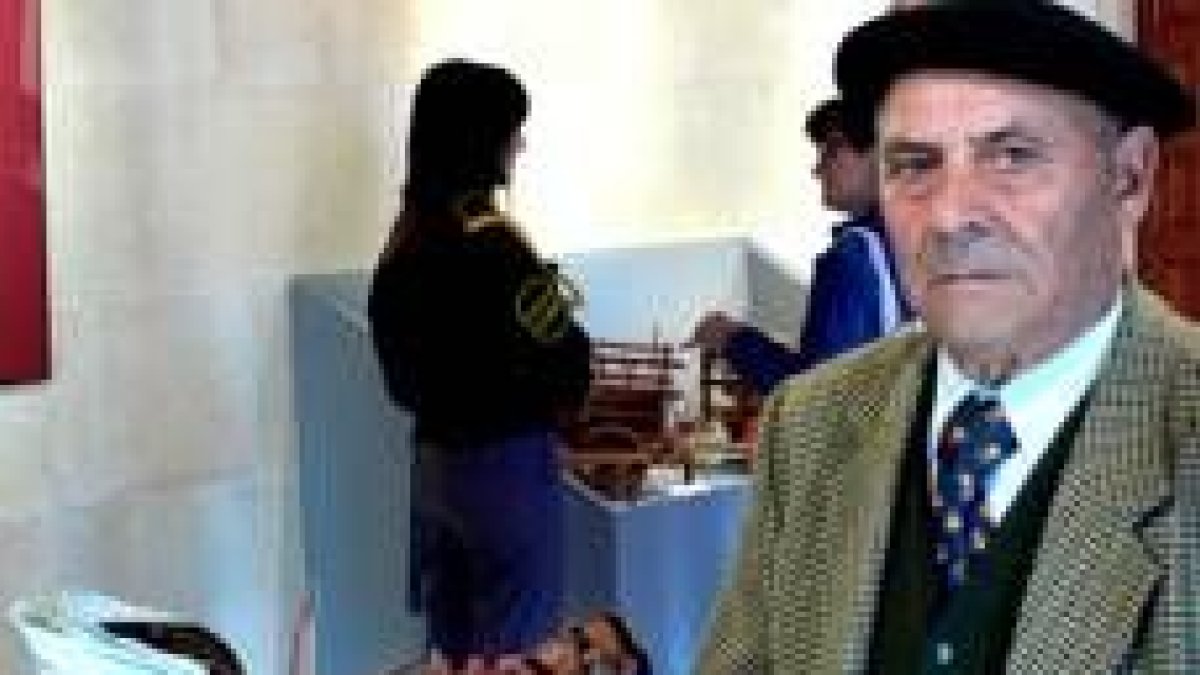 El artesano leonés Demetrio Santamarta con una de sus piezas
