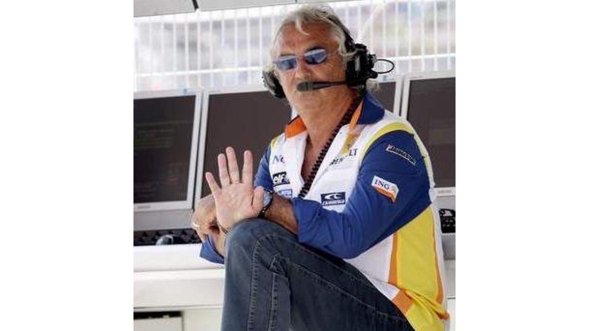 Flavio Briatore desaparece de la primera línea de fuego.