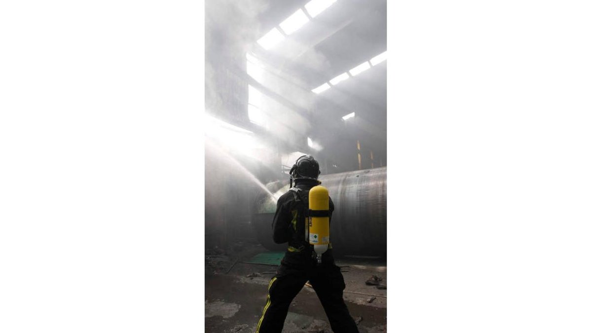 León cuenta en la actualidad con 69 bomberos. JESÚS