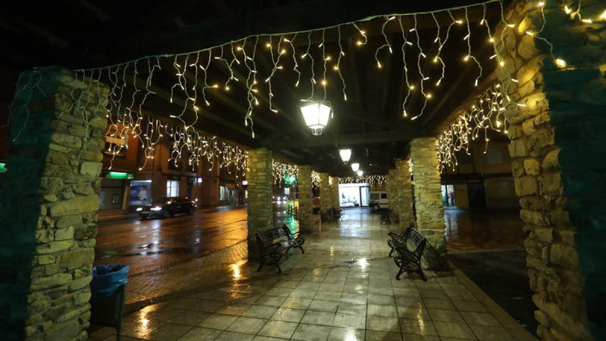 El Ayuntamiento de Camponaraya ha iluminado de forma especial las calles de la capital del municipio.