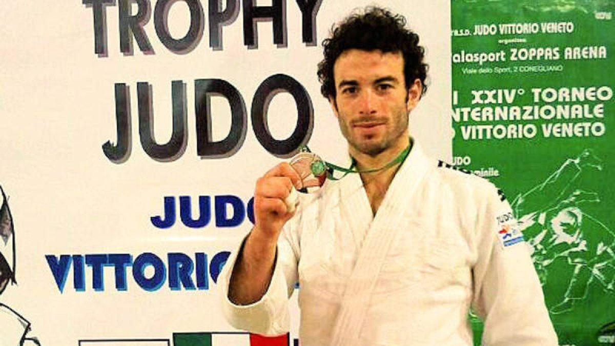 Flecha posa con el bronce conseguido en tierras italianas.