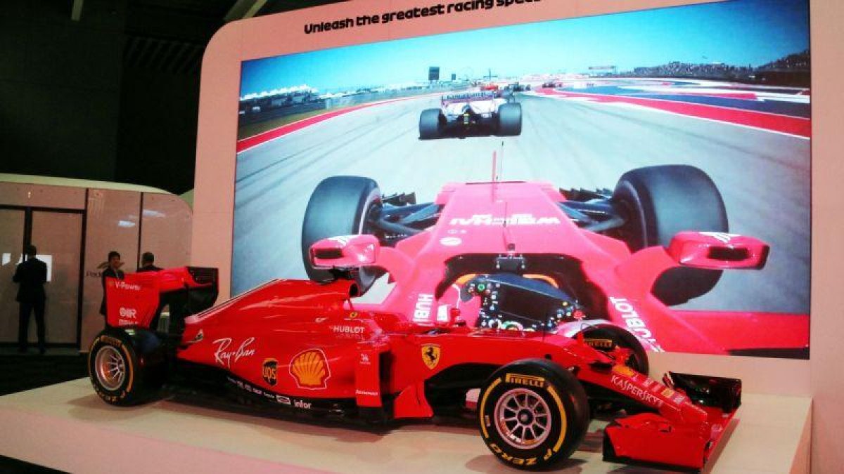 Expositor de promoción de la fórmula 1 en el Mobile World Congress de Barcelona.