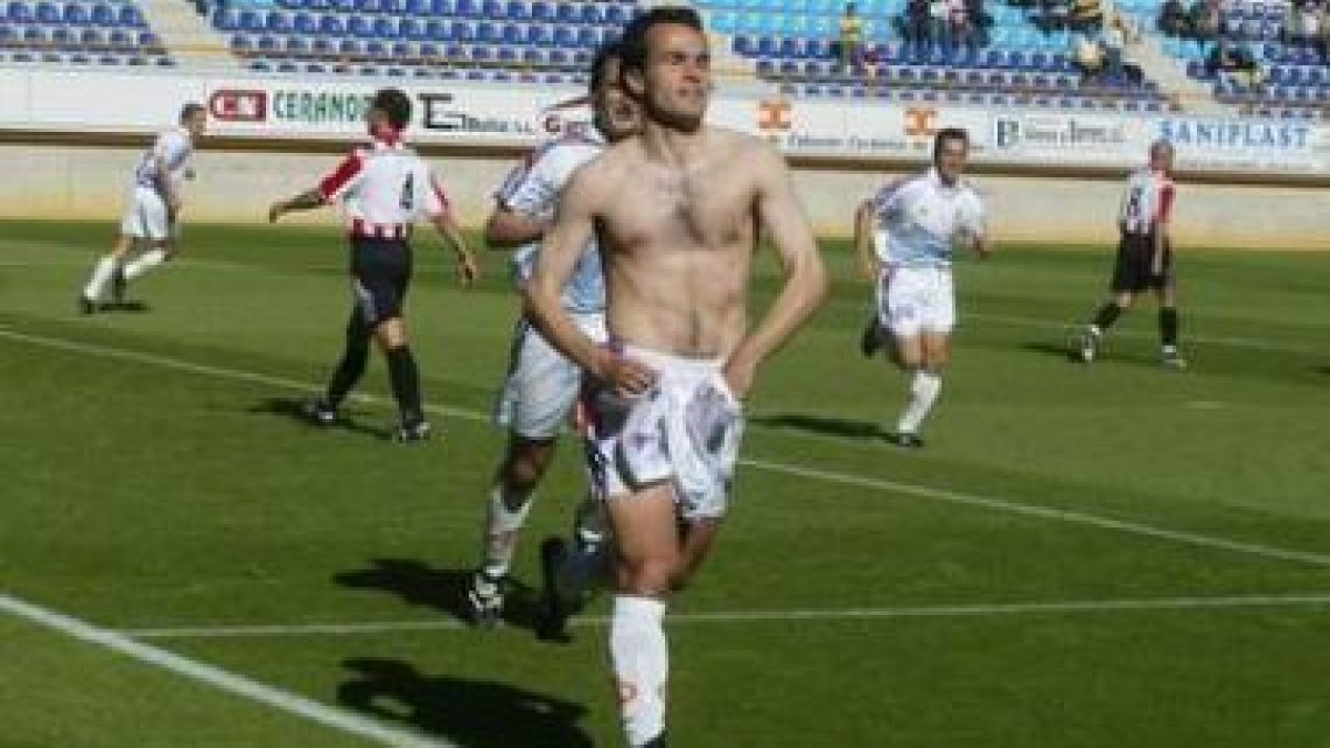 Suárez celebra un gol frente al Zamora en el partido que metía a la Cultural en fase de ascenso.