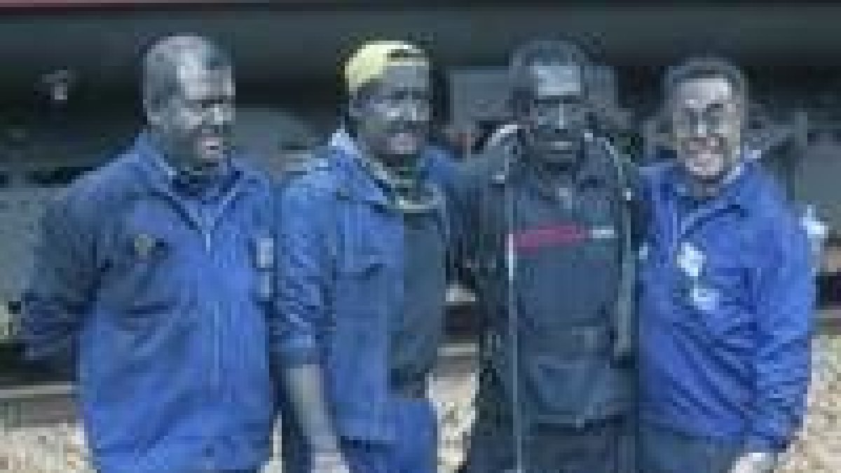 Los maquinistas de la locomotora de vapor, del blanco al negro, pero felices por el trabajo