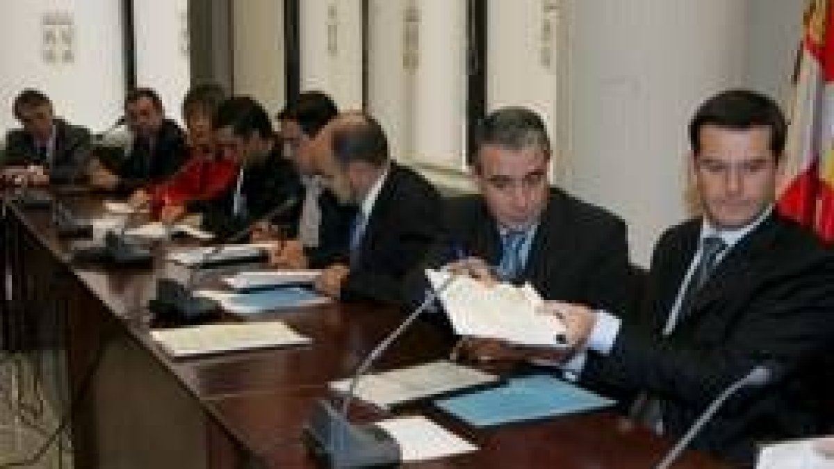 Un momento de la firma del Plan Industrial de Antibióticos, en octubre del 2005