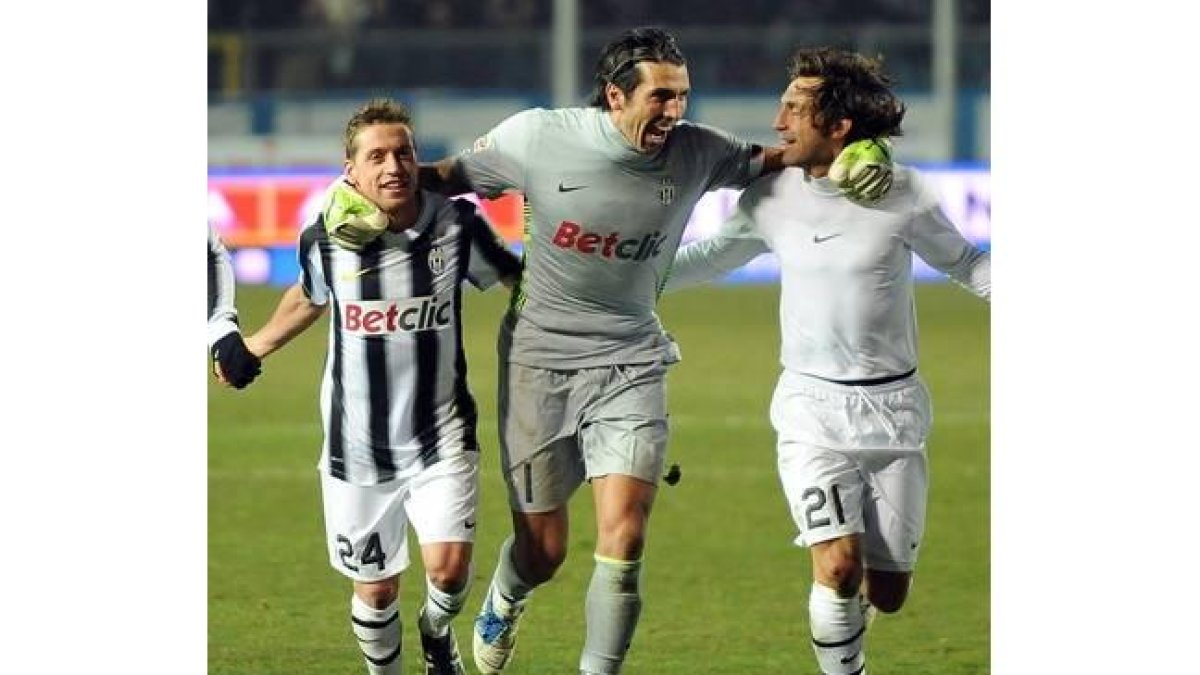 El portero Buffon, centro, junto a sus compañeros de la Juventus Giaccherini, izquierda, y Pirlo, derecha, el pasado sábado.