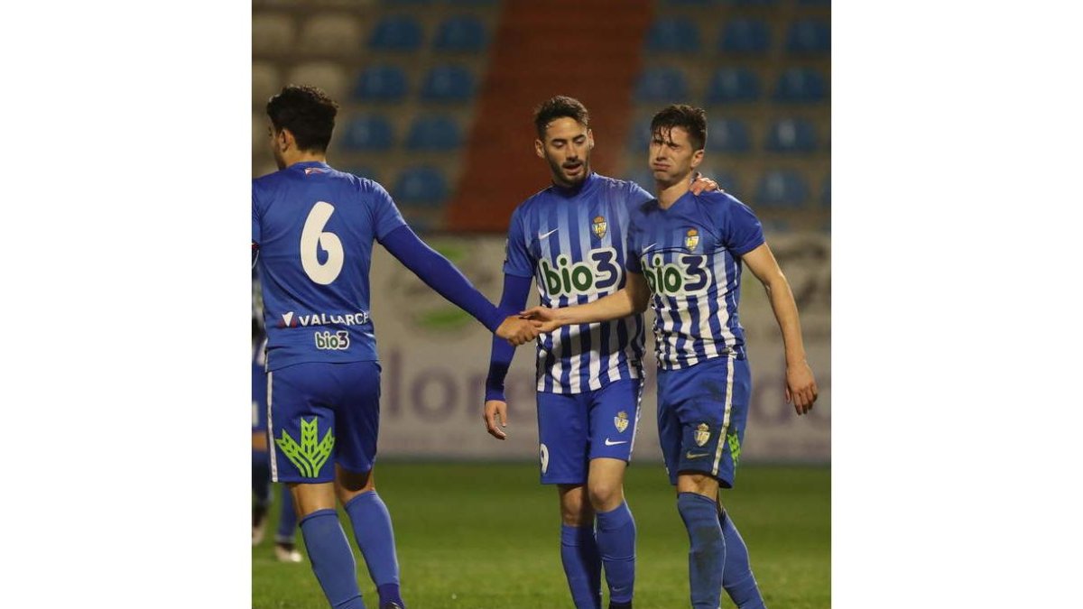 Los jugadores de la Ponferradina pasan a la siguiente ronda de la Copa Federación con mal juego. L. DE LA MATA