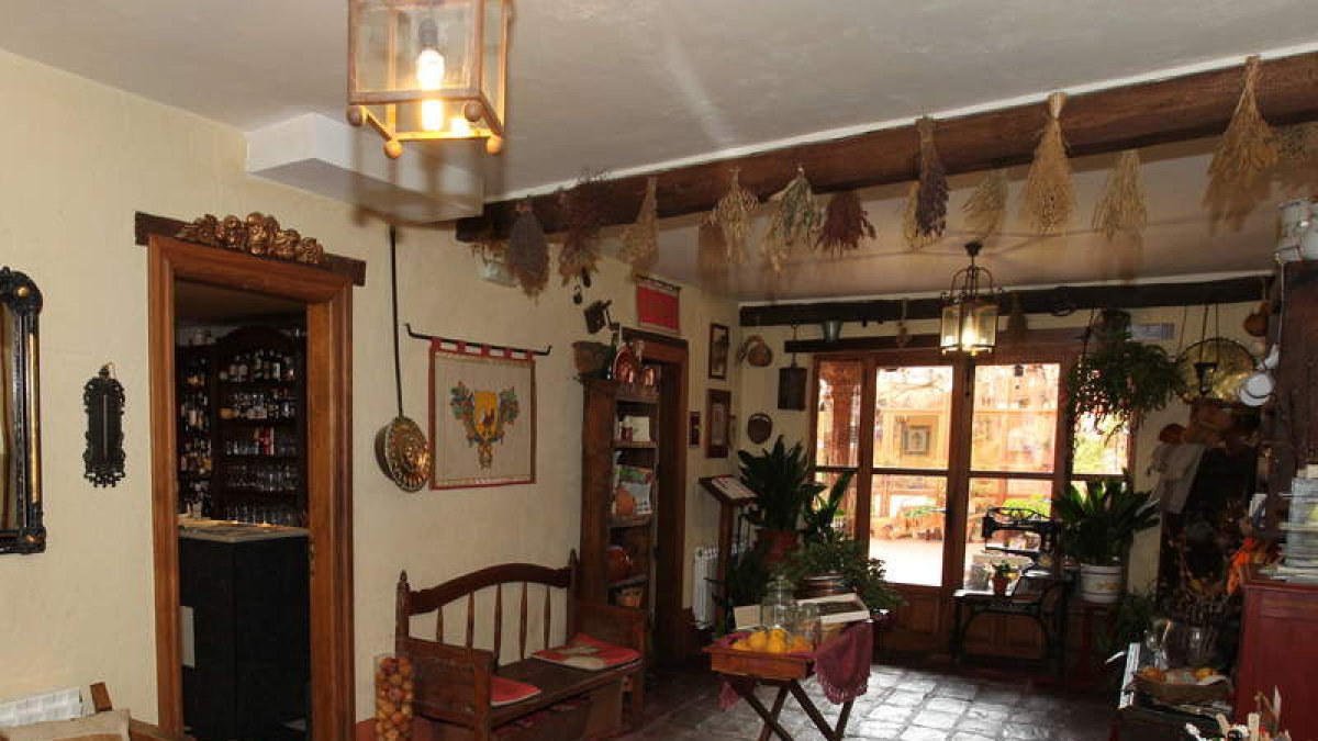 Entrada con encanto y fachada principal dela Alberguería del Camino,en Mansillade las Mulas.