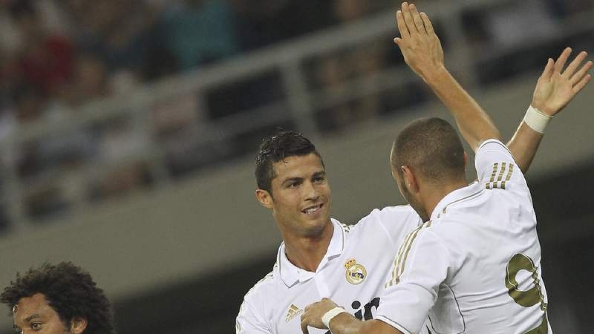 Ronaldo y Karim Benzema celebran un gol durante el amistoso contra el Tianjin.