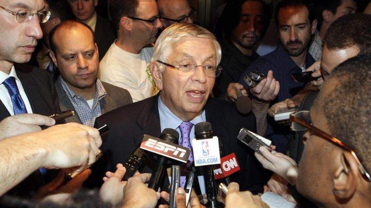 El comisionado de la NBA, David Stern, informa a la prensa de la reunión entre patronal y jugadores, el lunes, en Nueva York.