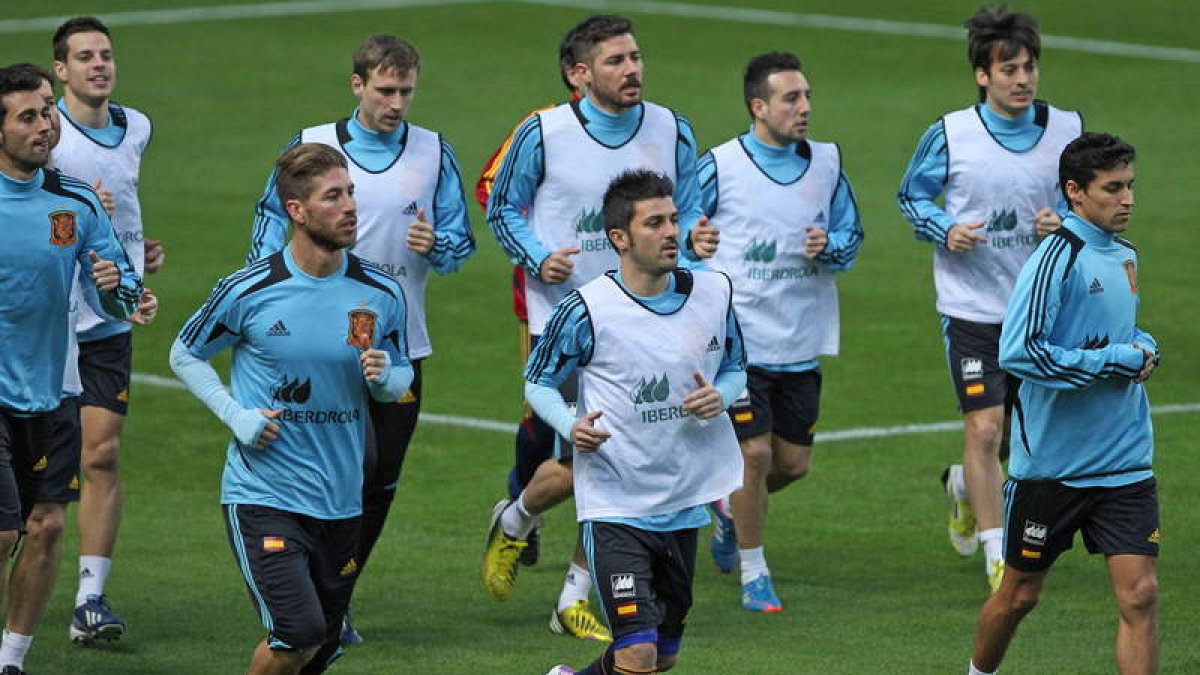 Los jugadores de la selección en el entrenamiento de ayer en el estadio de El Molinón.