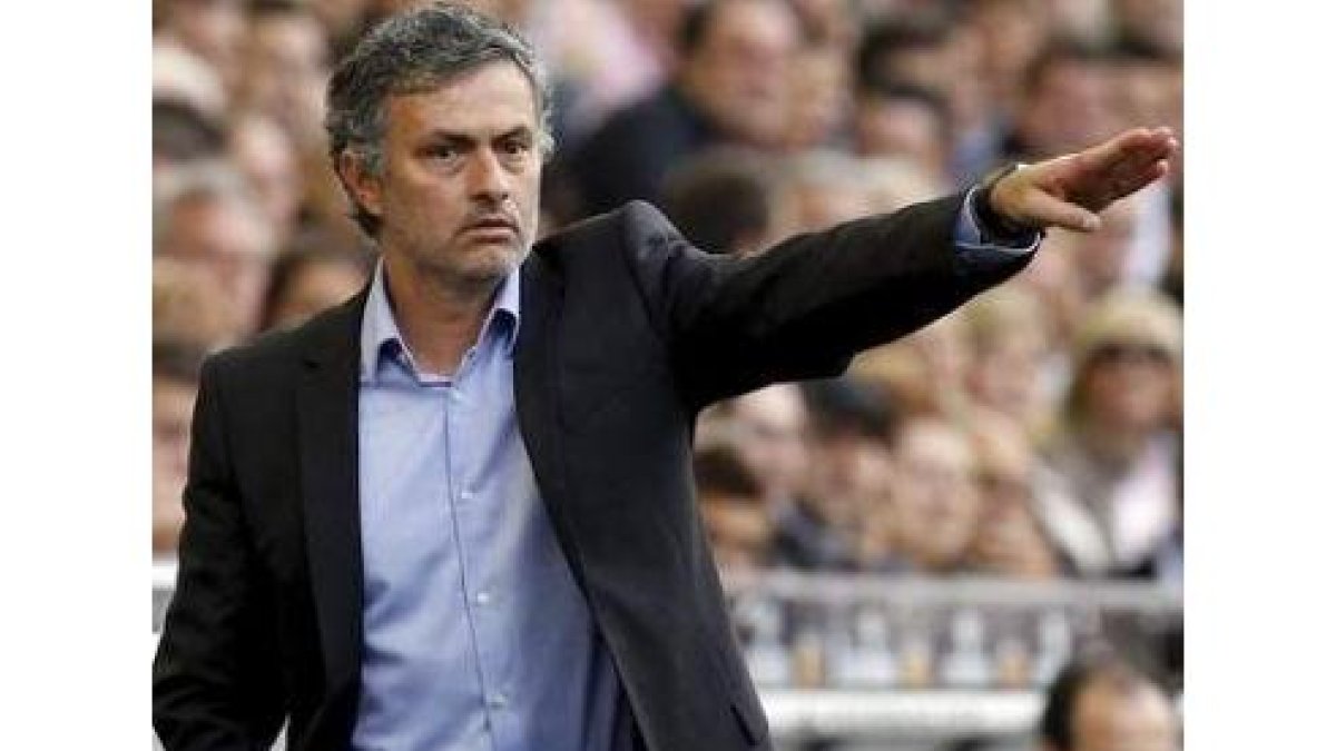 José Mourinho da instrucciones en un entrenamiento.