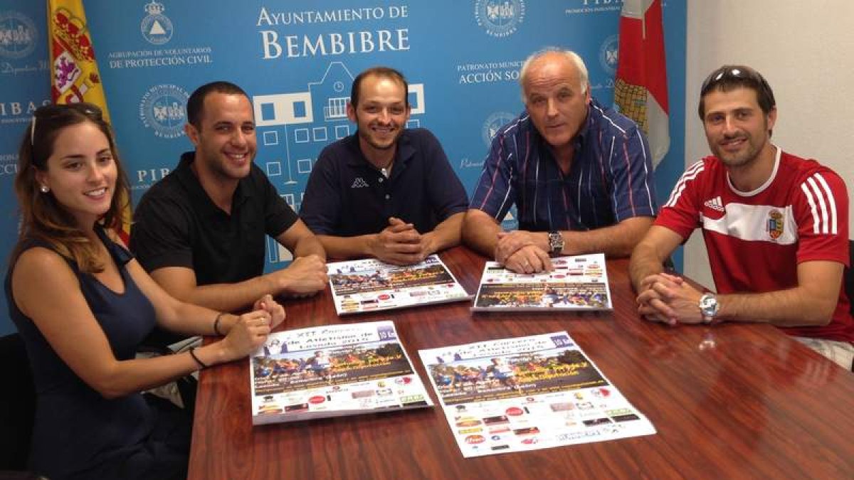 Serafín Vázquez junto a Melisa, Jordi, Héctor y Jorge Arias en la presentación de la carrera.