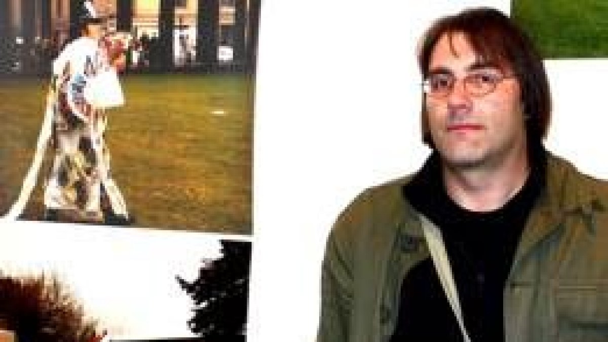 Jannis Markopoulos, junto a una de las imágenes utilizadas en este proyecto de videocreación