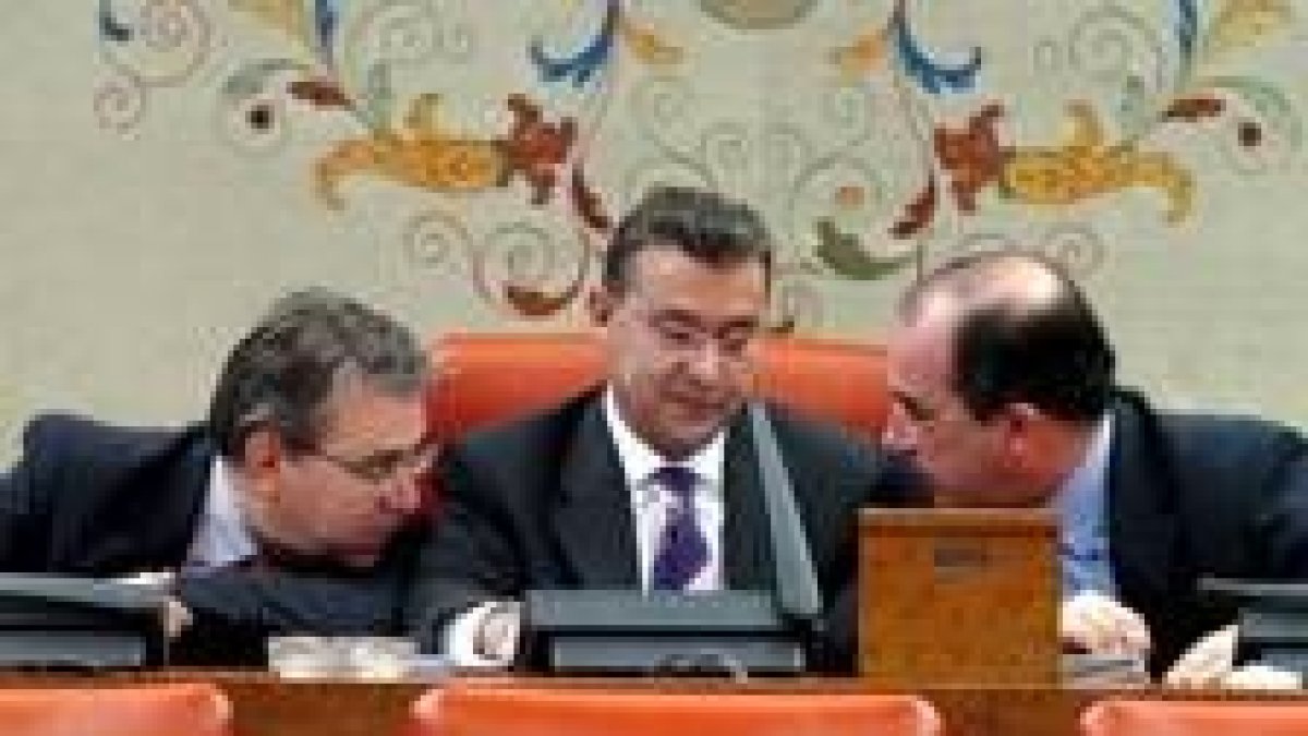 El presidente, vicepresidente y secretario de la comisión