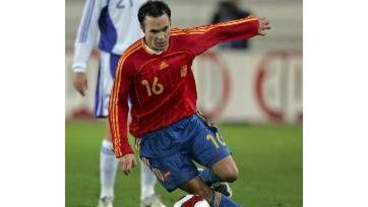Andrés Iniesta controla la pelota durante el partido de ayer en Helsinki