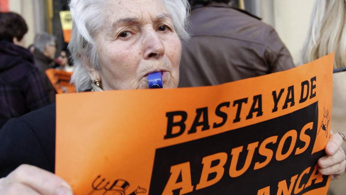 Los afectados por los escándalos financieros padecen desajustes personales y emocionales.