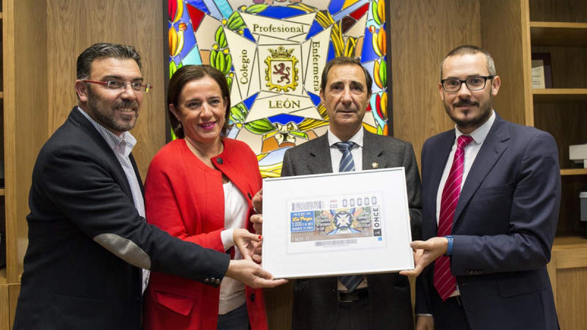 Pedro Llamas, ayer, con representantes de Enfermería y la Once. F. OTERO PERANDONES