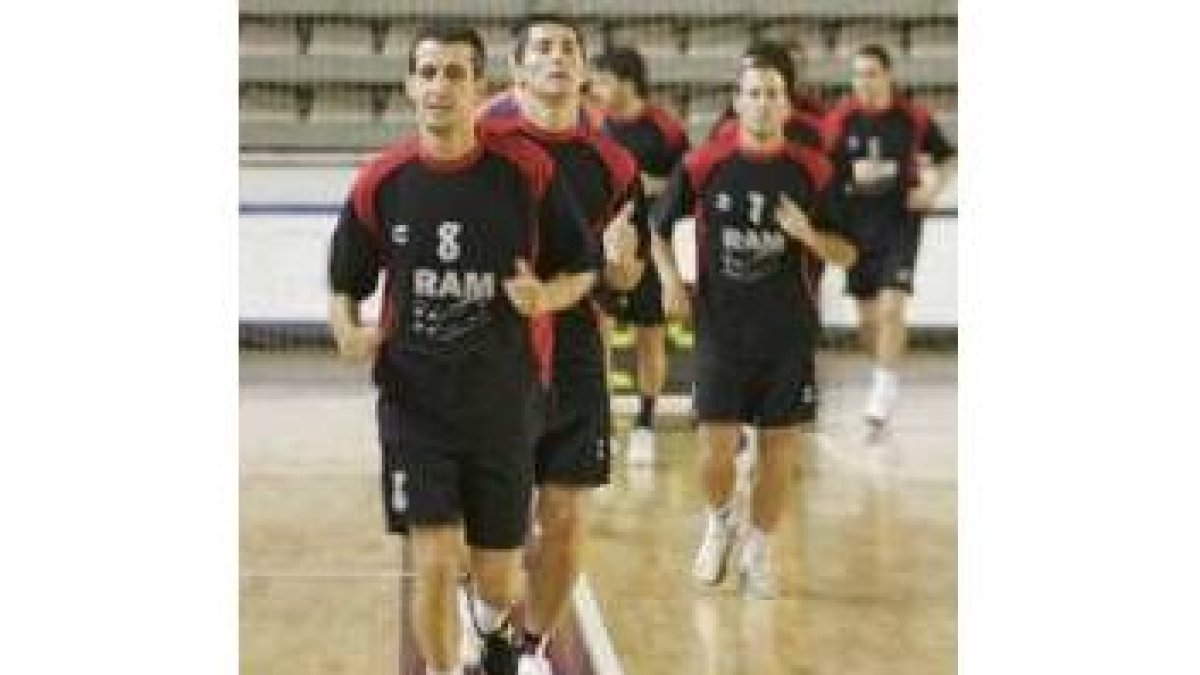 Tito, capitán del Ram, encabeza una de las sesiones de entrenamiento
