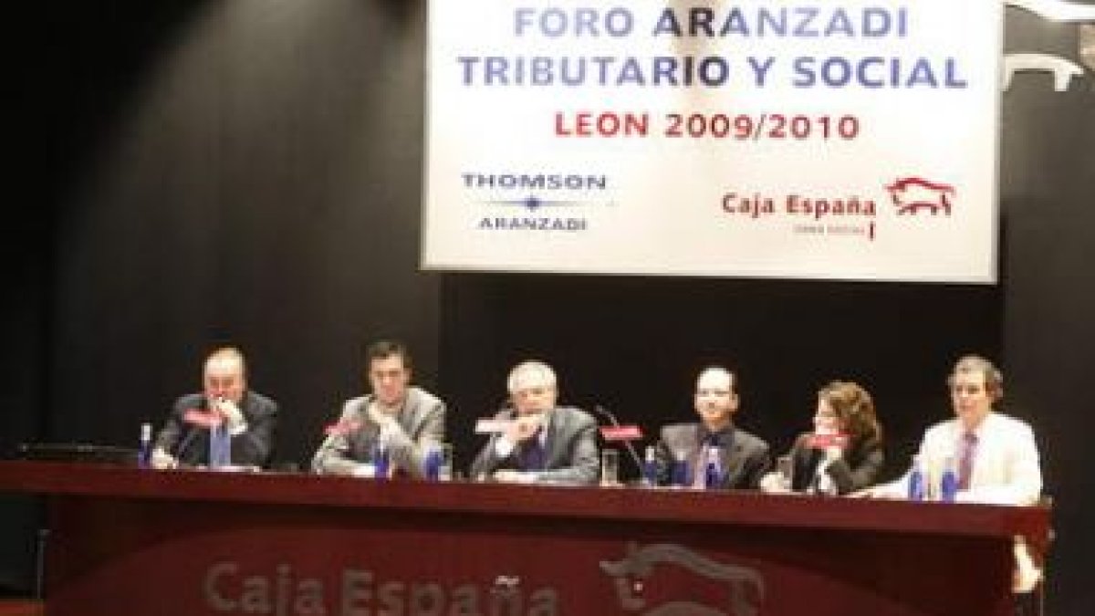 Imagen de los ponentes de ayer en el Foro Aranzadi de Caja España.