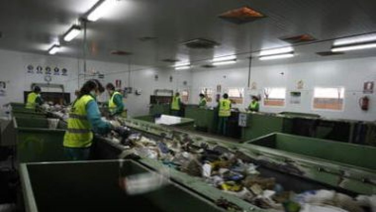 Trabajadores del CTR en el complejo de San Román de la Vega.