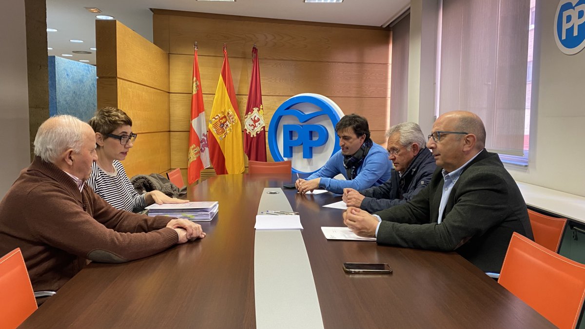 Un momento de la reunión mantenida entre el PP y la Comunidad de Regantes del Páramo Bajo de León y Zamora. DL