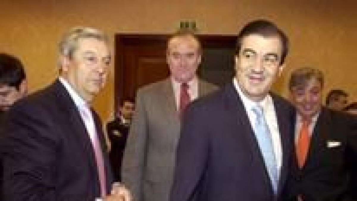 El presidente de Renfe, Corsini, junto al ministro de Fomento, Álvarez-Cascos, ayer en el Congreso