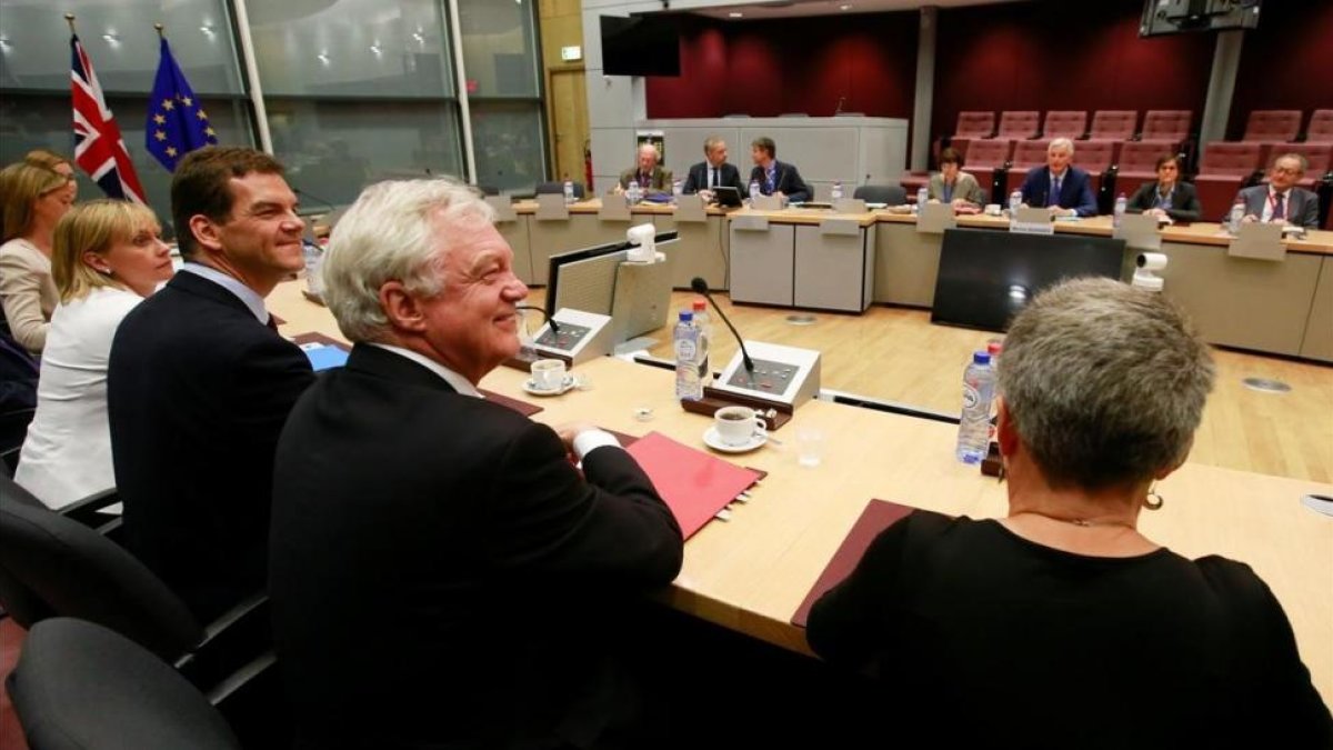 David Davis y Michel Barnier con sus respectivos equipos negociadores en Bruselas