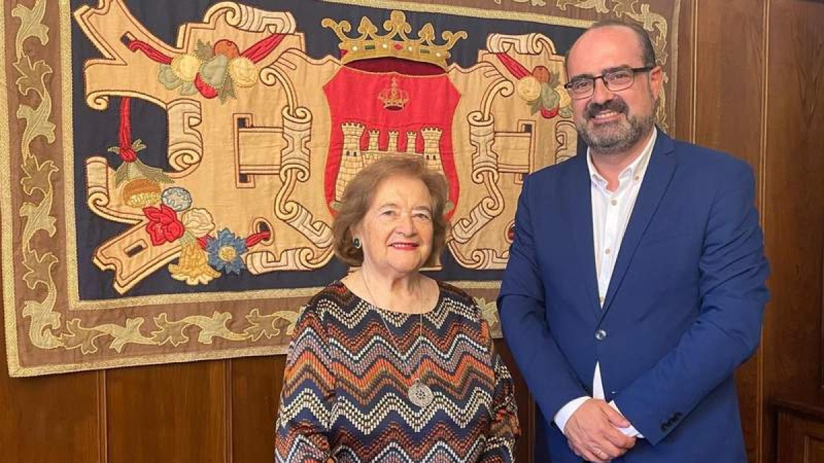 Yolanda Ordás, junto al alcalde de Ponferrada, Marco Morala, en una imagen difundida por el Ayuntamiento. DL