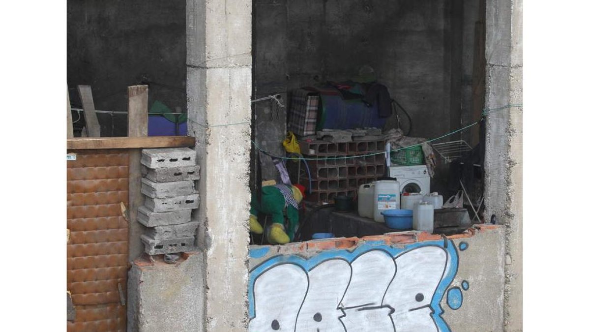 Garrafas en la entrada del chamizo del crimen.