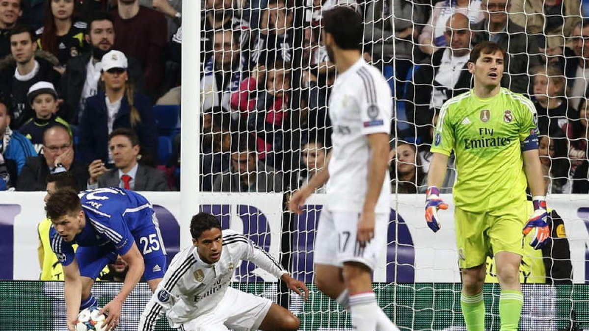 Huntelaar fue una pesadilla para el portero del Madrid Iker Casillas, que en la imagen se desespera junto a Varane y Arbeloa.