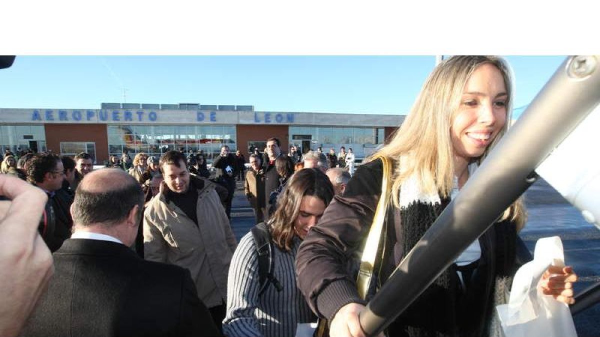 Una pasajera asciende al avión en el primer vuelo a París desde León que fue inaugurado en diciembre del año 2008.